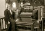 Aan de speeltafel van het voormalige orgel in de Nieuwe Kerk te Katwijk aan Zee